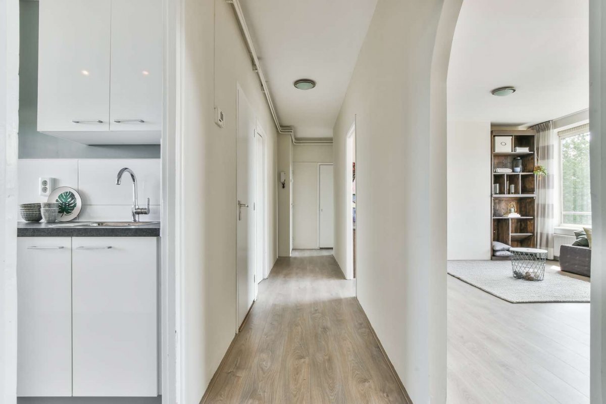 Großzügiges Altbau-Esszimmer mit Designermöbeln und Fischgrät-Parkett