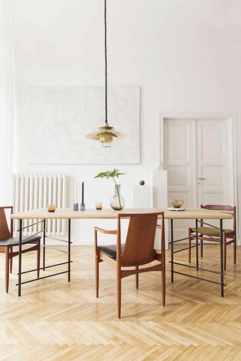 Offene Wohnküche mit Essbereich, Panoramafenstern und Blick auf die Terrasse